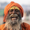 Menschenmassen an den Ufern des Ganges und des Yamuna während der Kumbh Mela, wo sich auch Sadhus (oben rechts) versammeln. Sie leben in Askese oder pilgern ein Leben lang. (Fotos: Mayk Wendt)