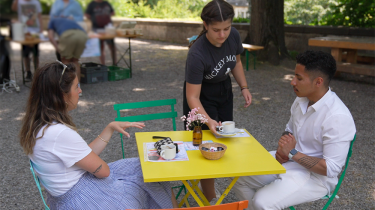 Ein Café unter Linden als Ort zum Lernen