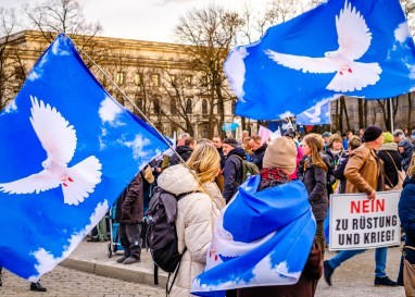 Friederike Krippner verteidigt die Friedensdenkschrift der Evangelischen Kirche in Deutschland