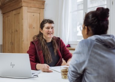 Komplizierte Formulare, Job- oder Wohnungssuche - eine Beratungstelle in Chur versucht zu helfen