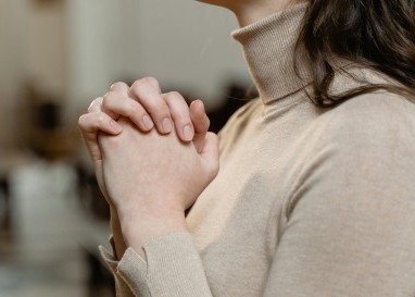 Gesundbeten: Heiler und Heilerinnen erreicht nach dem Unglück in Crans Montana eine Anfrageflut