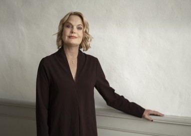 Marieke Kruit, erste Berner Stadtpräsidentin, sitzt an schlichtem Tisch mit spektakulärer Aussicht