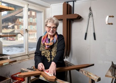 Im Emmental pflegt Elisabeth Aeschlimann eine Tradition: Sie beschriftet Grabkreuze von Hand