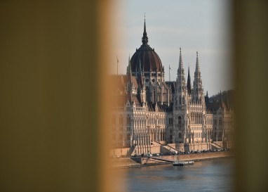 Ungarn vor den Wahlen: Die Gratwanderung der Kirchen in einem zunehmend autoritären Staat