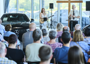 Im Autohaus zwischen Mercedes- und Abendstern sucht die Kirche neue Wege zur Predigt im Alltag