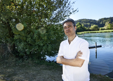 Der syrische Komponist Hassan Taha findet am Wasser Inspiration für seine völkerverbindende Musik
