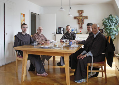 Die Reportage aus dem Kloster in Zürich, wo Franziskaner ohne Besitz in der Stadt der Reichen leben