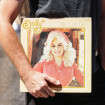 Wie die Countrysängerin Dolly Parton in einer Welt der Reizfiguren zur Ikone werden konnte