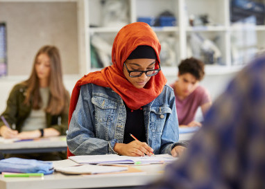 Rita Famos präsidiert den Rat der Religionen und kritisiert das Kopftuchverbot für Lehrerinnen